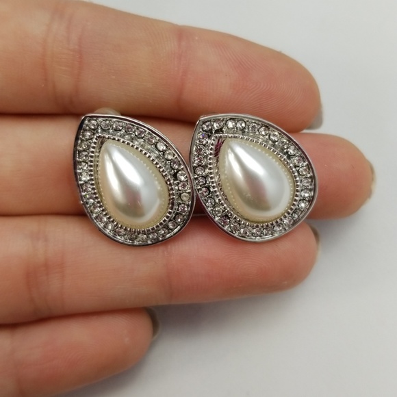 Jewelry - Diamond pearl stud earrings